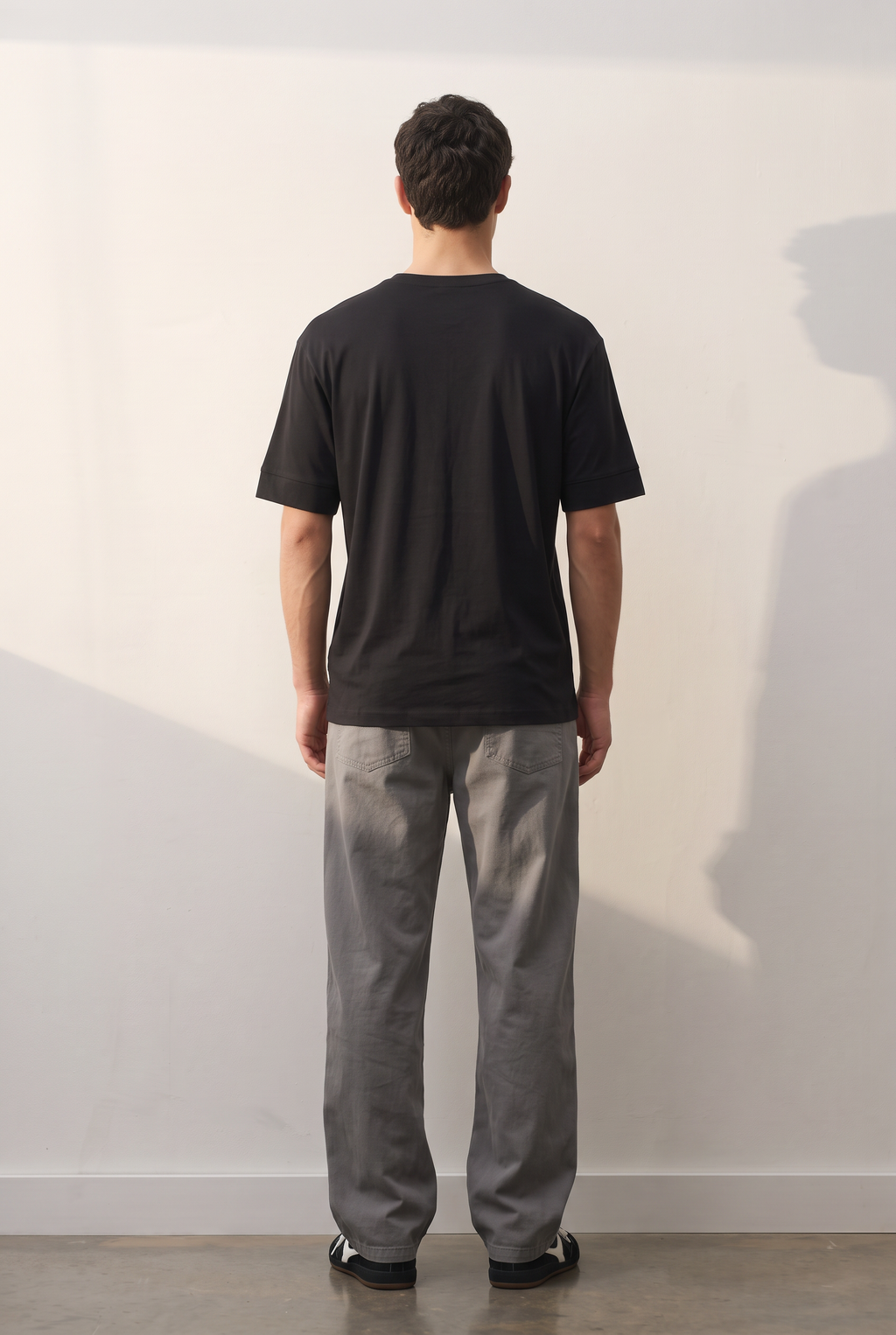 Relaxed Cotton II siyah tişört — model üzerinde, arka