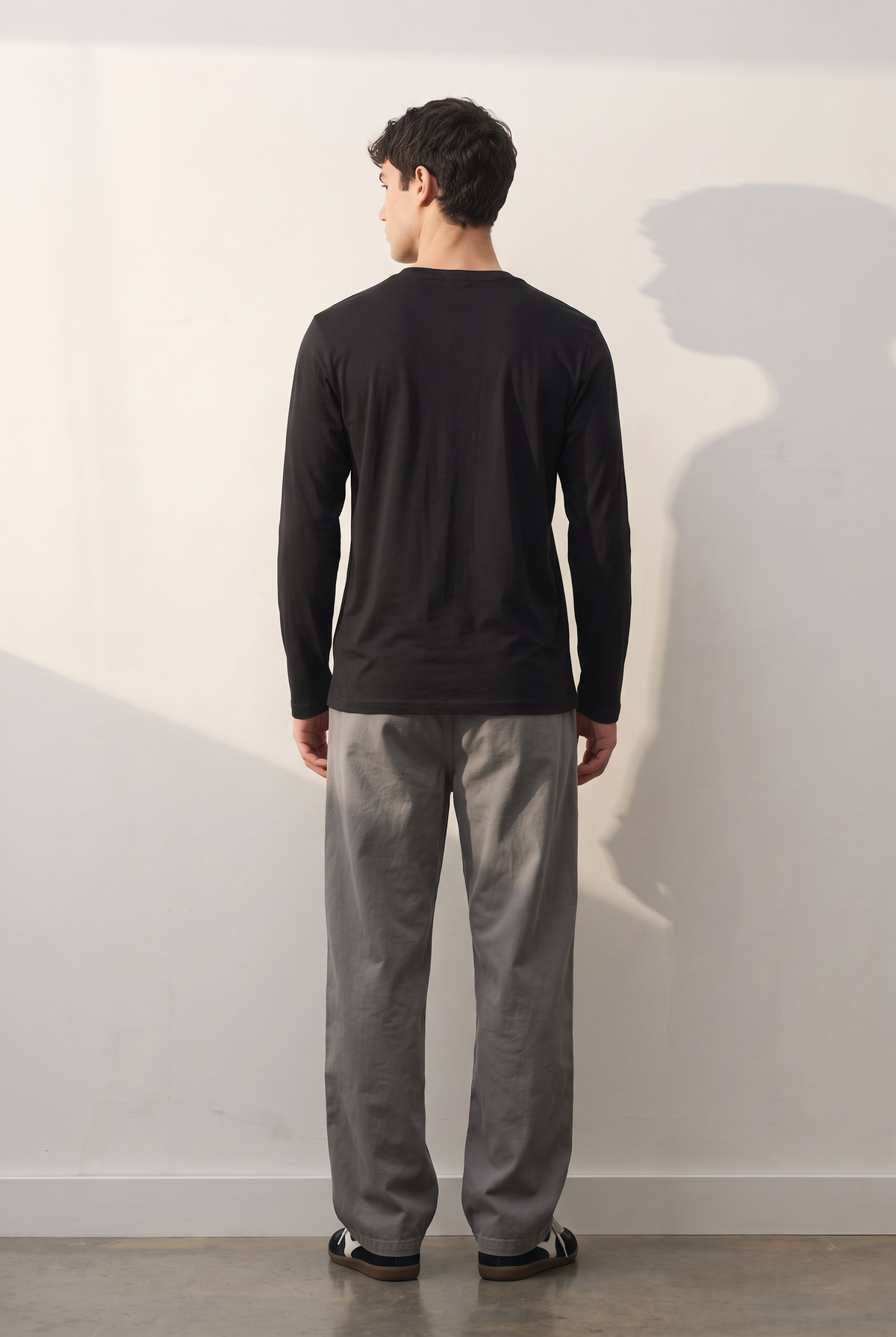 Long-Sleeve Regular siyah tişört — model üzerinde, arka