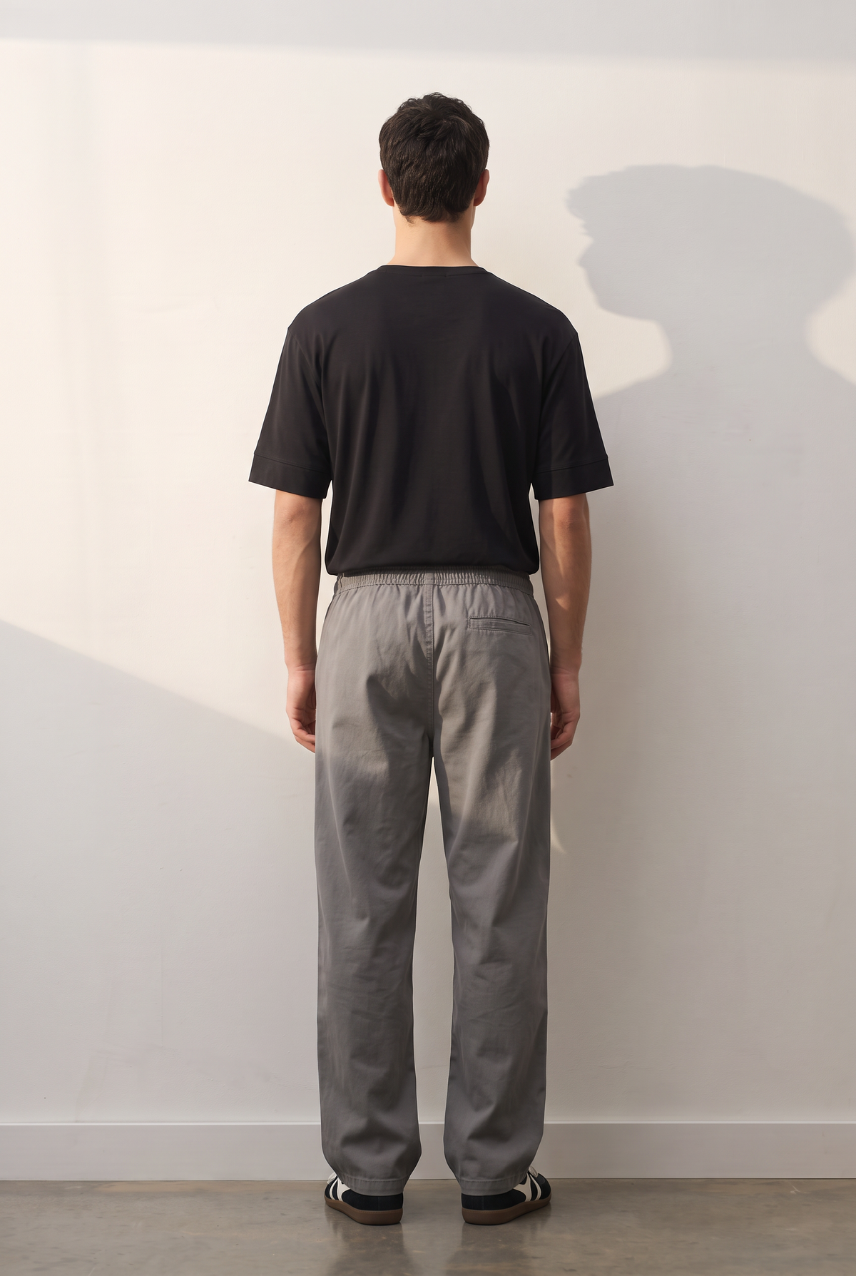 Regular Cotton Crew II siyah tişört — model üzerinde, arka