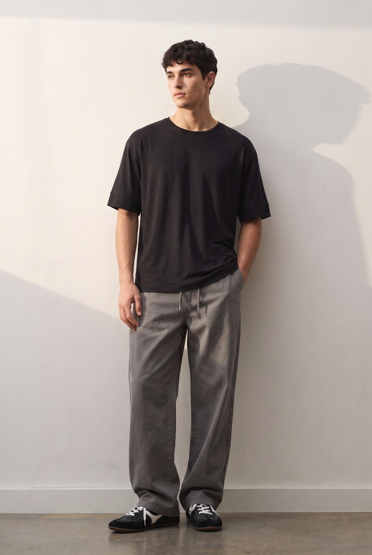 Boxy Oversize siyah tişört — model üzerinde, ön