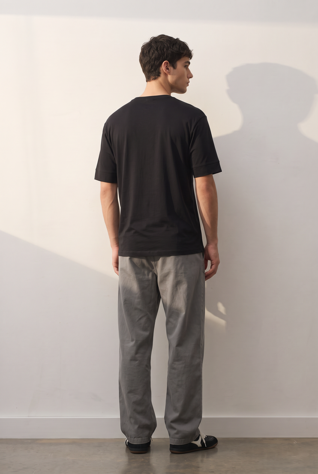 Everyday Slim Crew siyah tişört — model üzerinde, arka