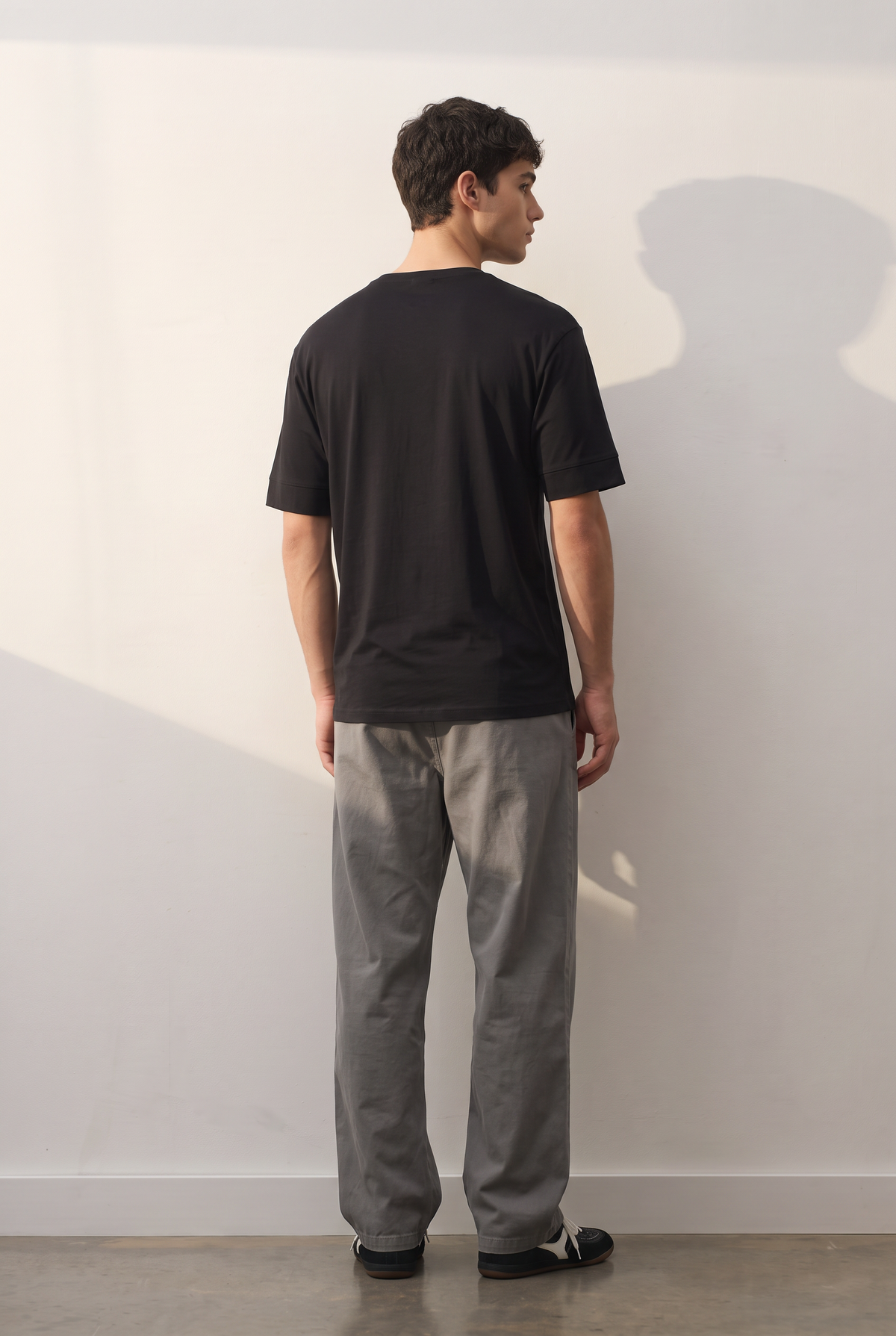 Everyday Slim Crew siyah tişört — model üzerinde, arka