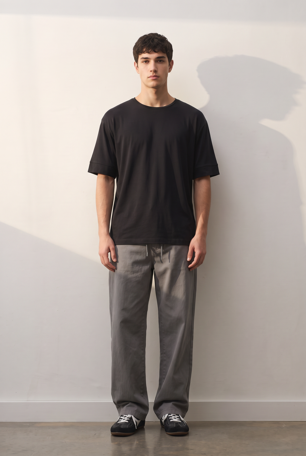 Regular Cotton Crew II siyah tişört — model üzerinde, ön