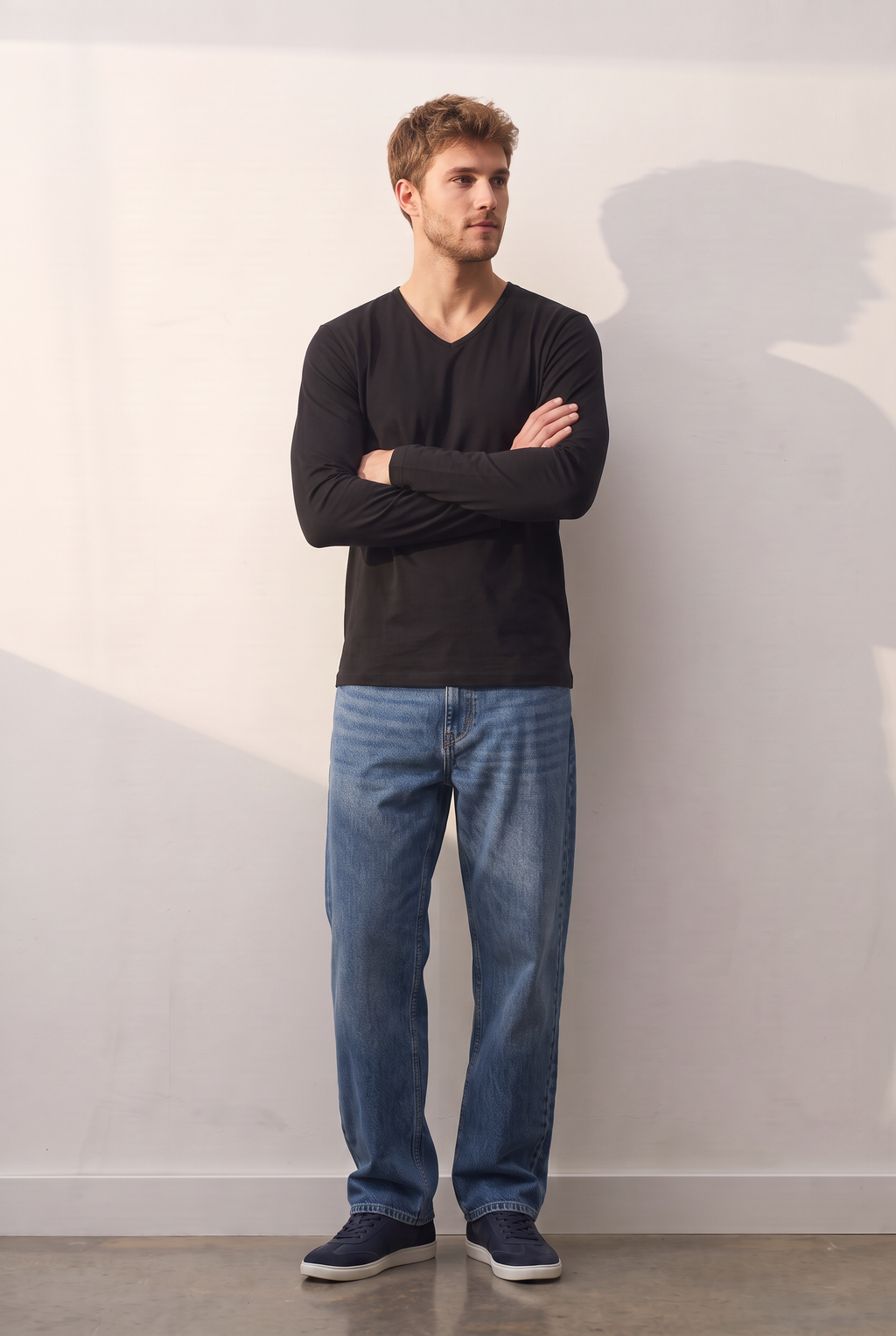 Long-Sleeve V-Neck siyah tişört — model üzerinde, ön