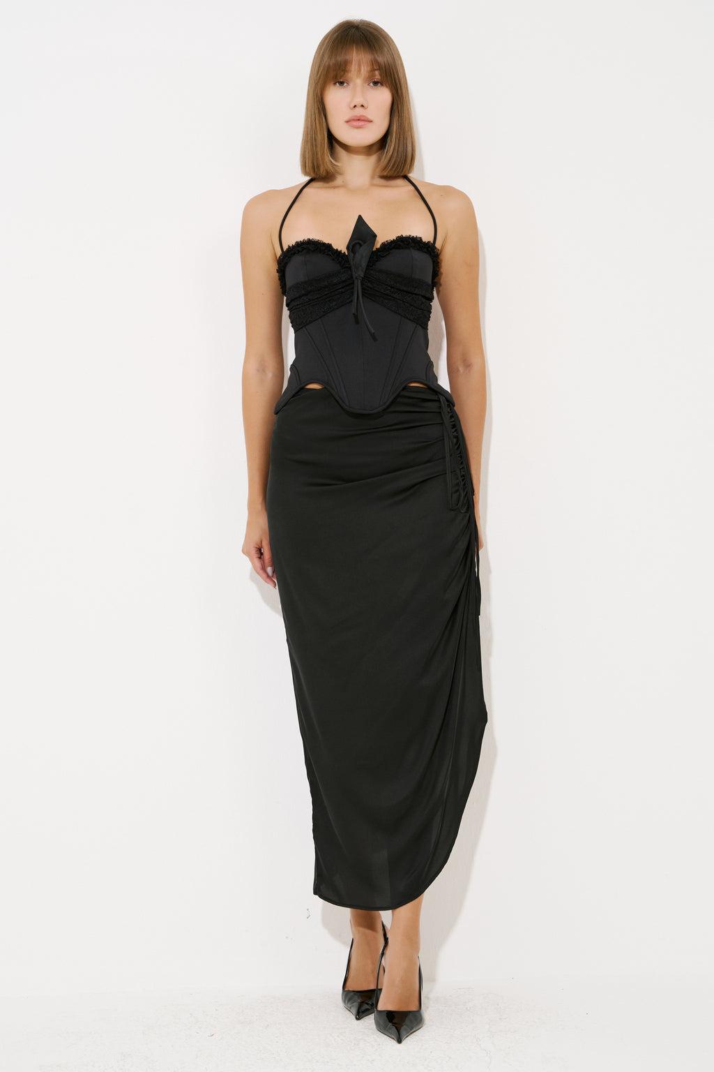 Önü Büzgülü Saten Etek - Black duruş