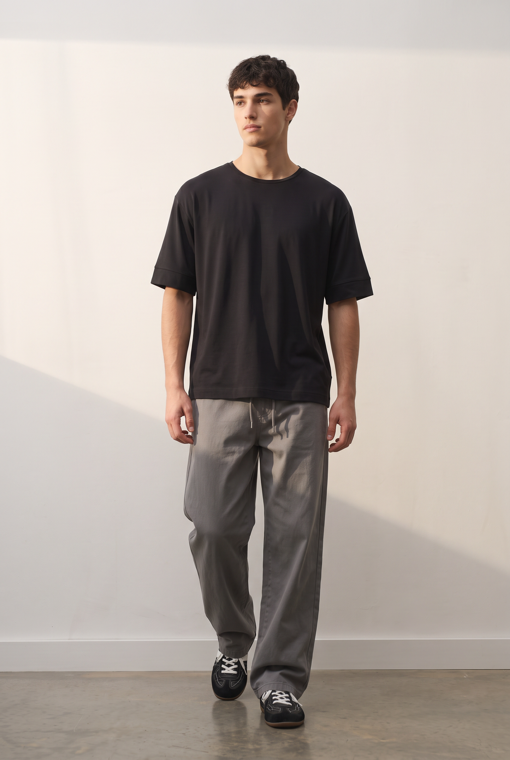 Oversize Cotton-Poly Heavy siyah tişört — model üzerinde, ön