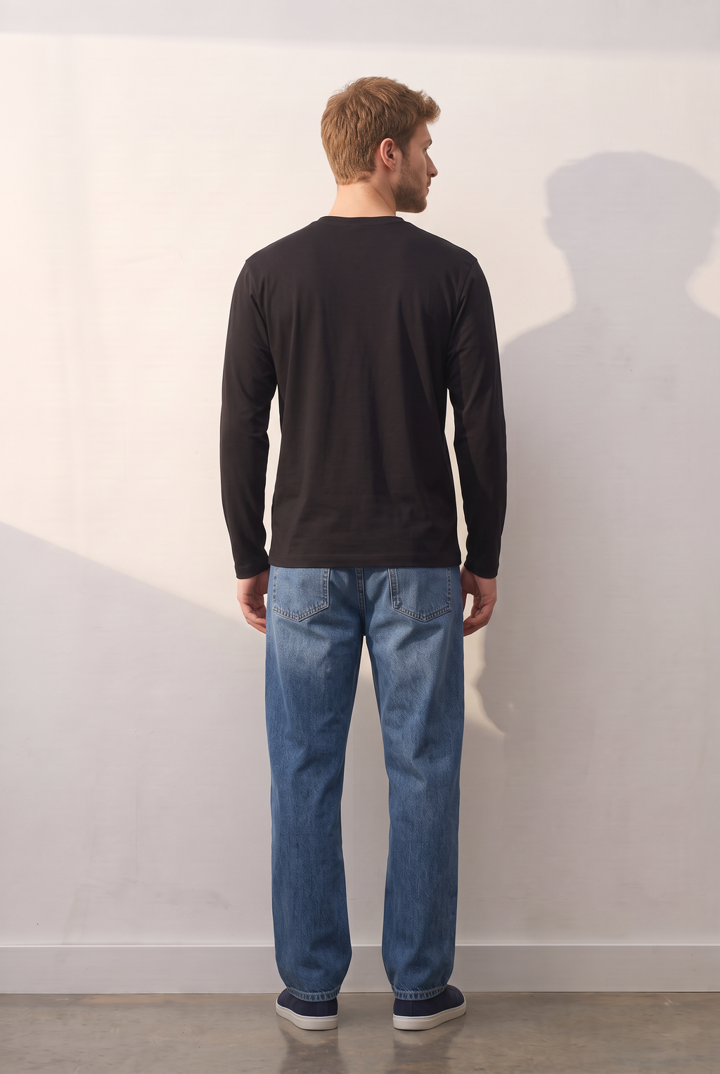 Viscose Long-Sleeve V siyah tişört — model üzerinde, arka