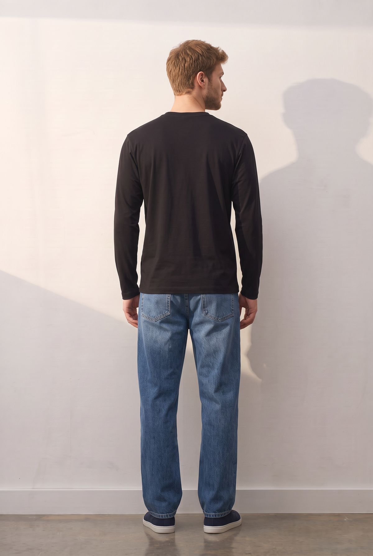 Viscose Long-Sleeve V siyah tişört — model üzerinde, arka