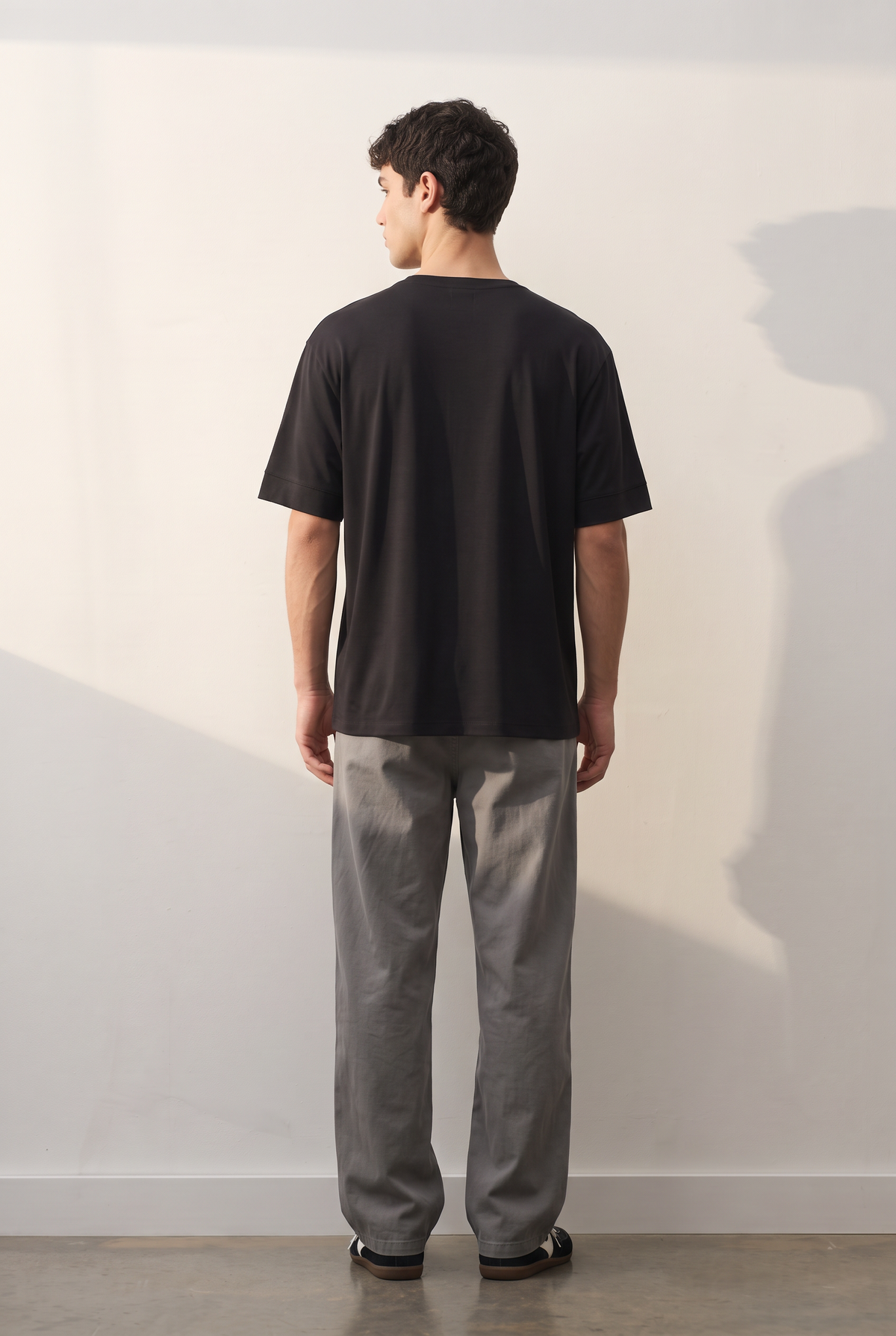 Boxy Oversize siyah tişört — model üzerinde, arka