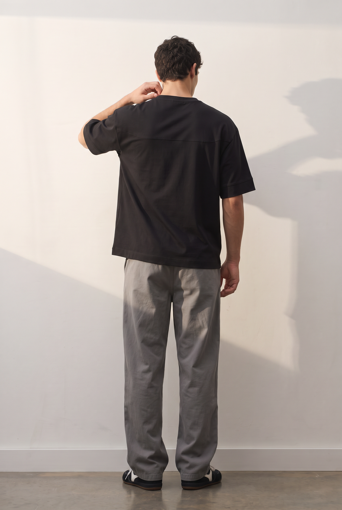 Oversize Cotton-Poly Heavy siyah tişört — model üzerinde, arka