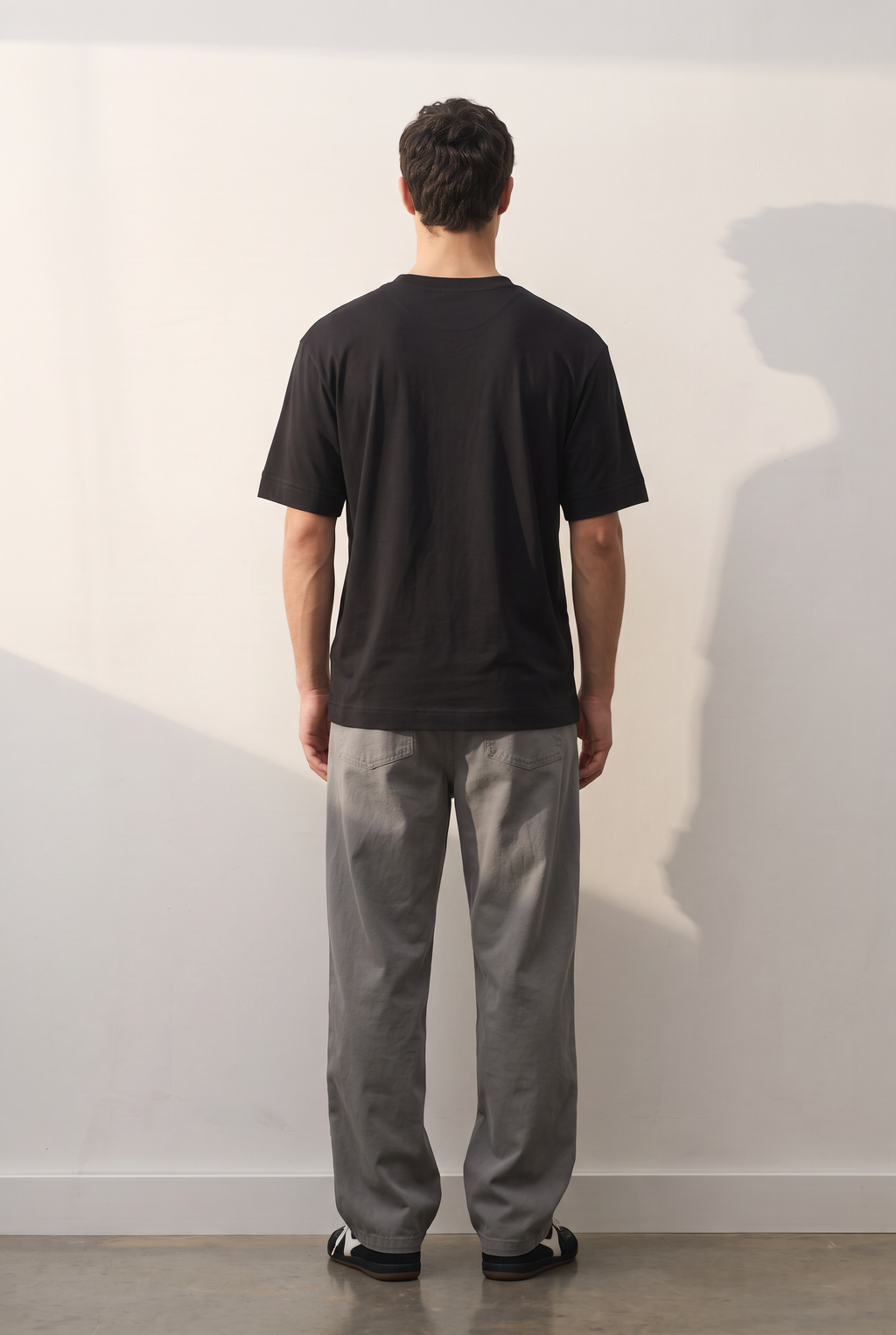 Regular Cotton-Poly siyah tişört — model üzerinde, arka