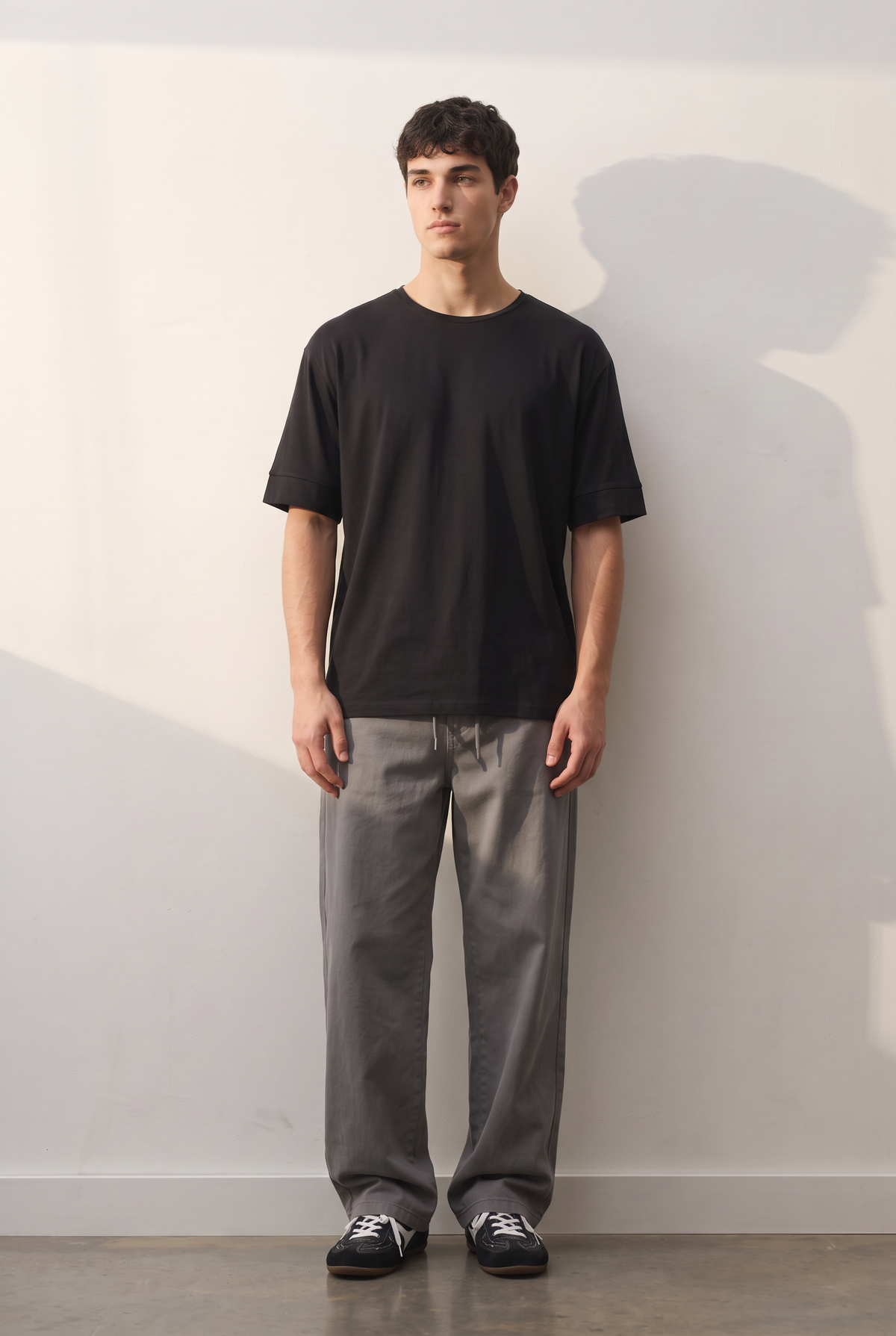 Everyday Cotton siyah tişört — model üzerinde, ön