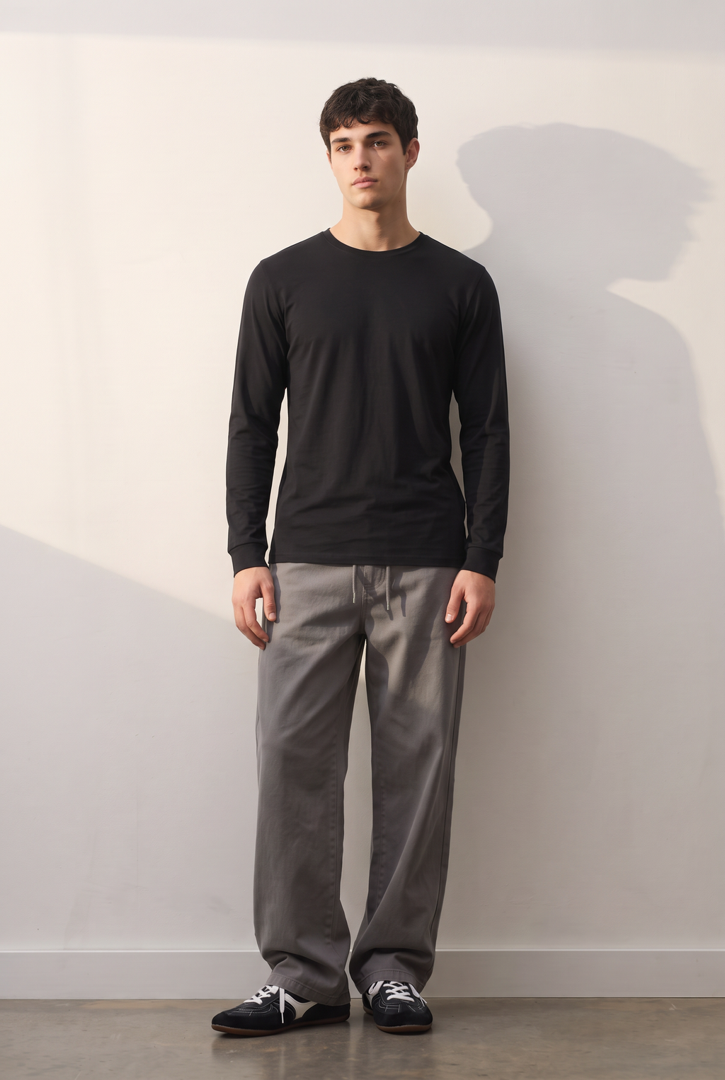 Long-Sleeve Stretch Cotton siyah tişört — model üzerinde, ön