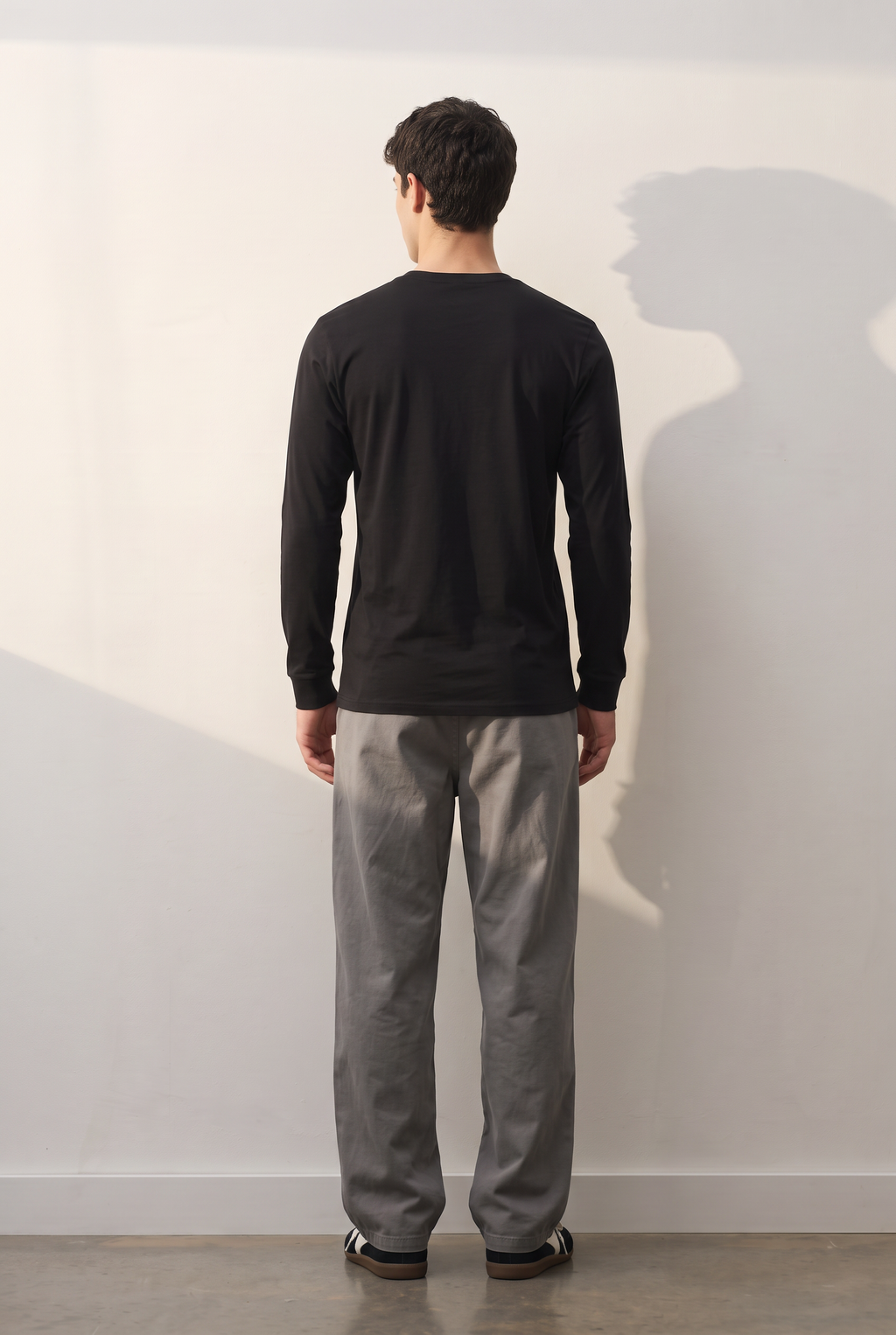 Long-Sleeve Stretch Cotton siyah tişört — model üzerinde, arka