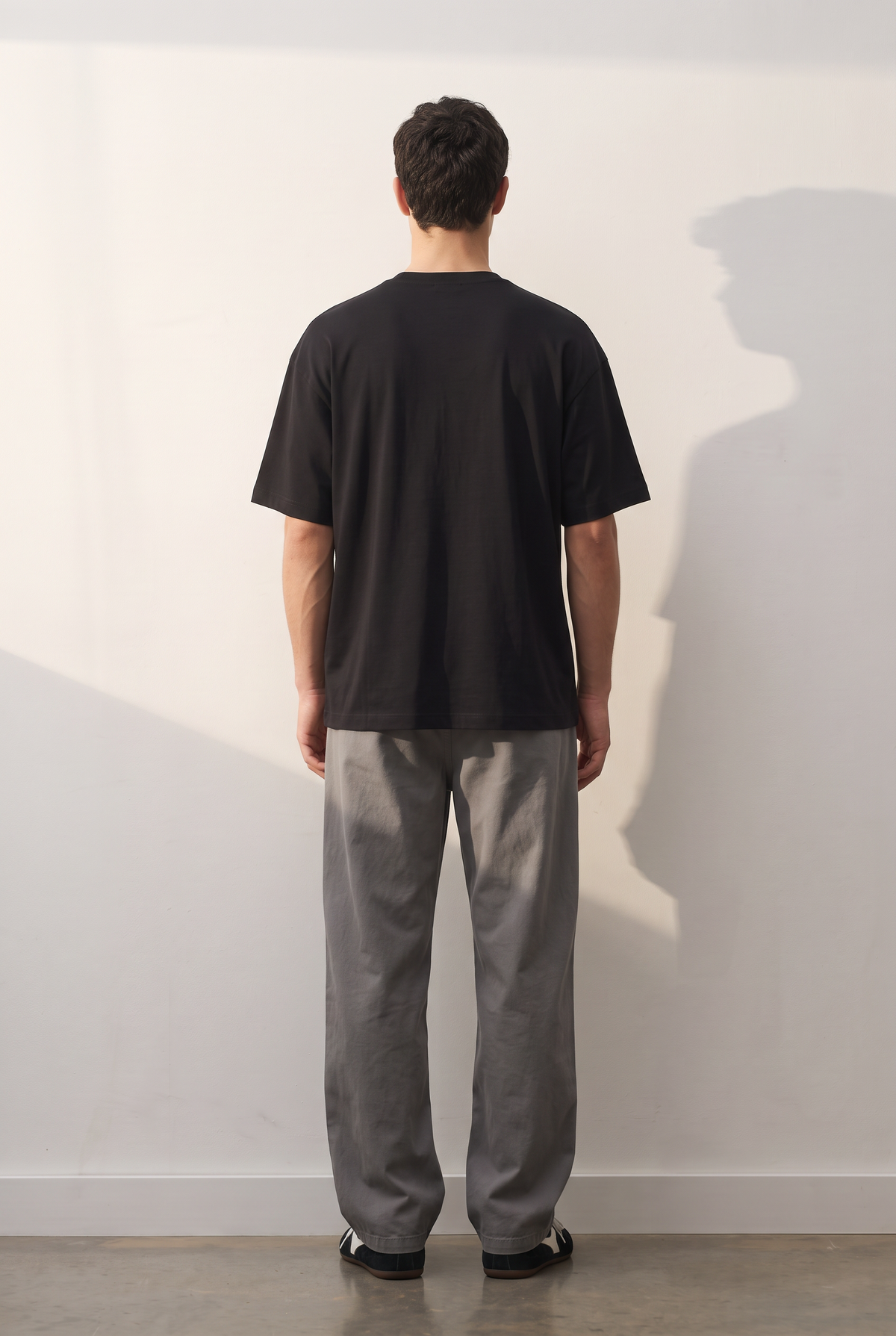 Modal Oversize siyah tişört — model üzerinde, arka