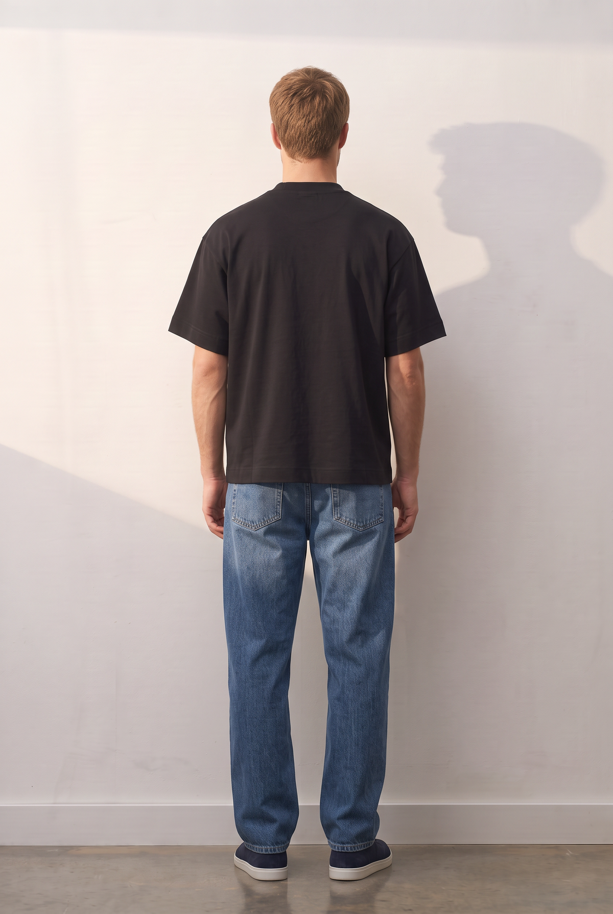 Heavyweight Oversize siyah tişört — model üzerinde, arka