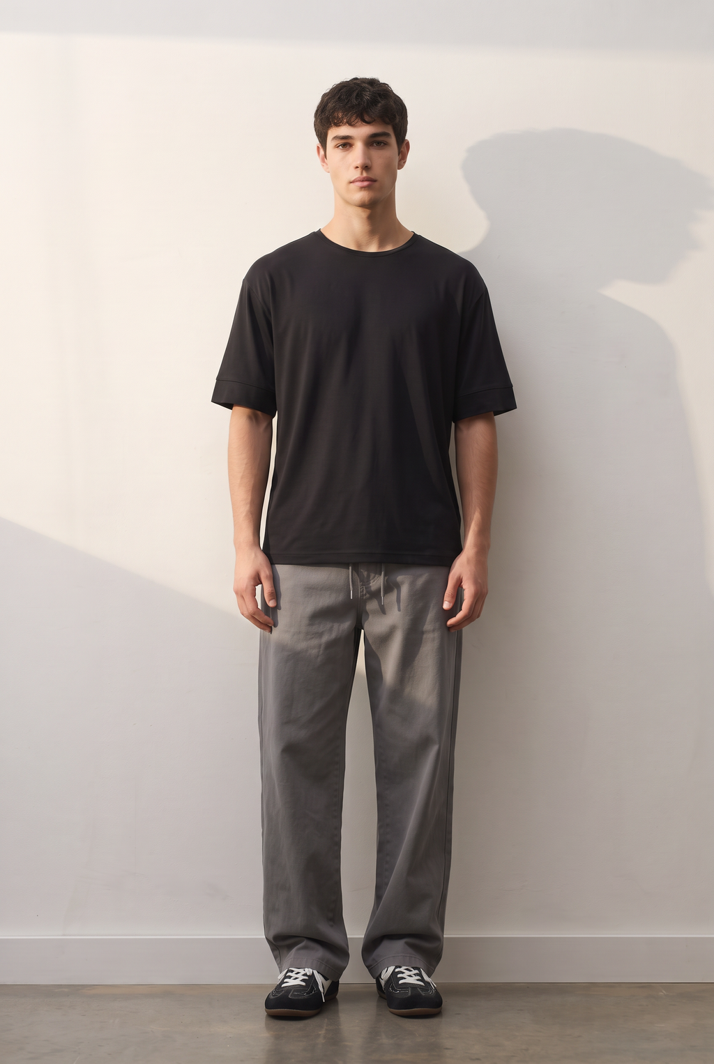 Relaxed Cotton II siyah tişört — model üzerinde, ön
