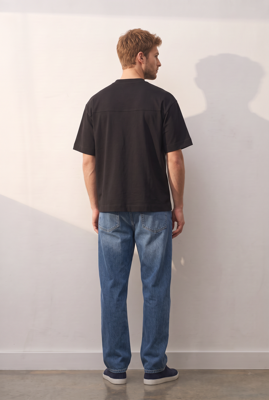 Boxy Cotton siyah tişört — model üzerinde, arka