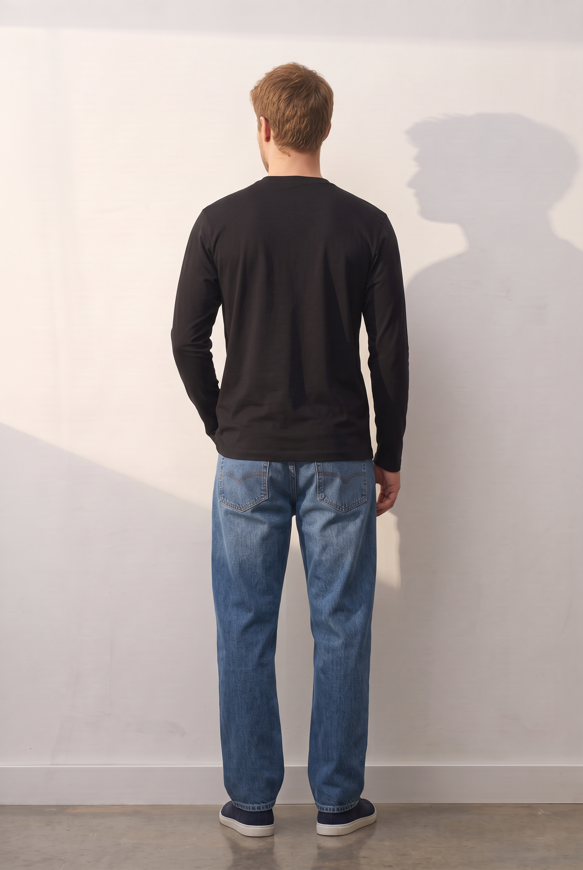 Modal V Long-Sleeve siyah tişört — model üzerinde, arka