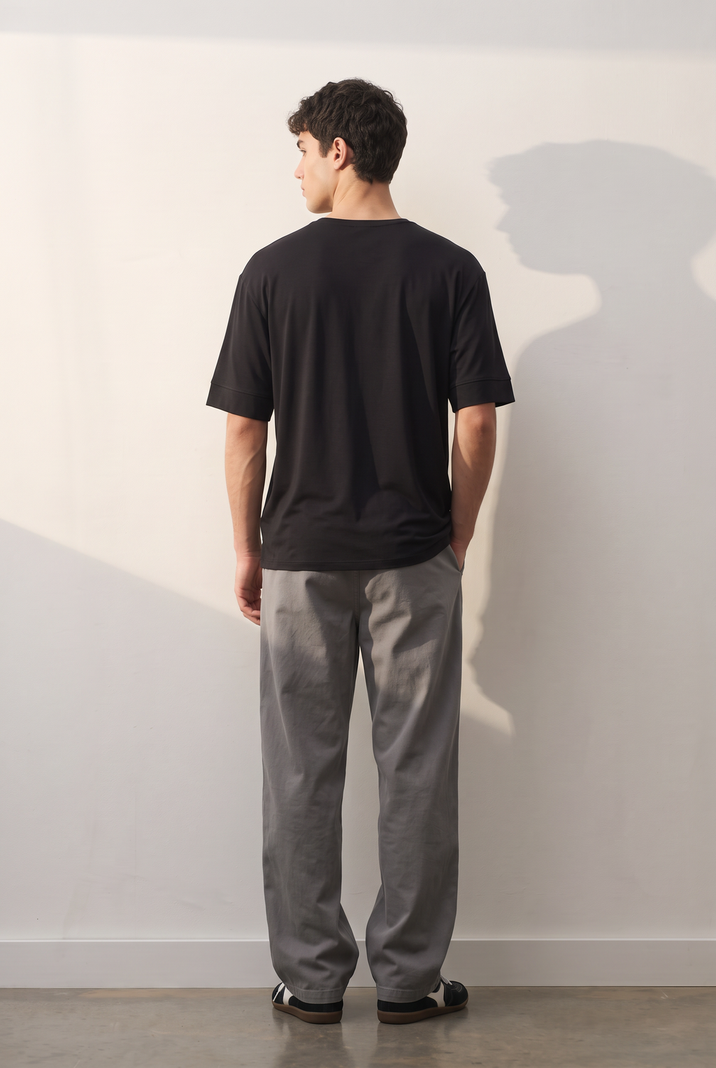 Drop-Shoulder Oversize siyah tişört — model üzerinde, arka