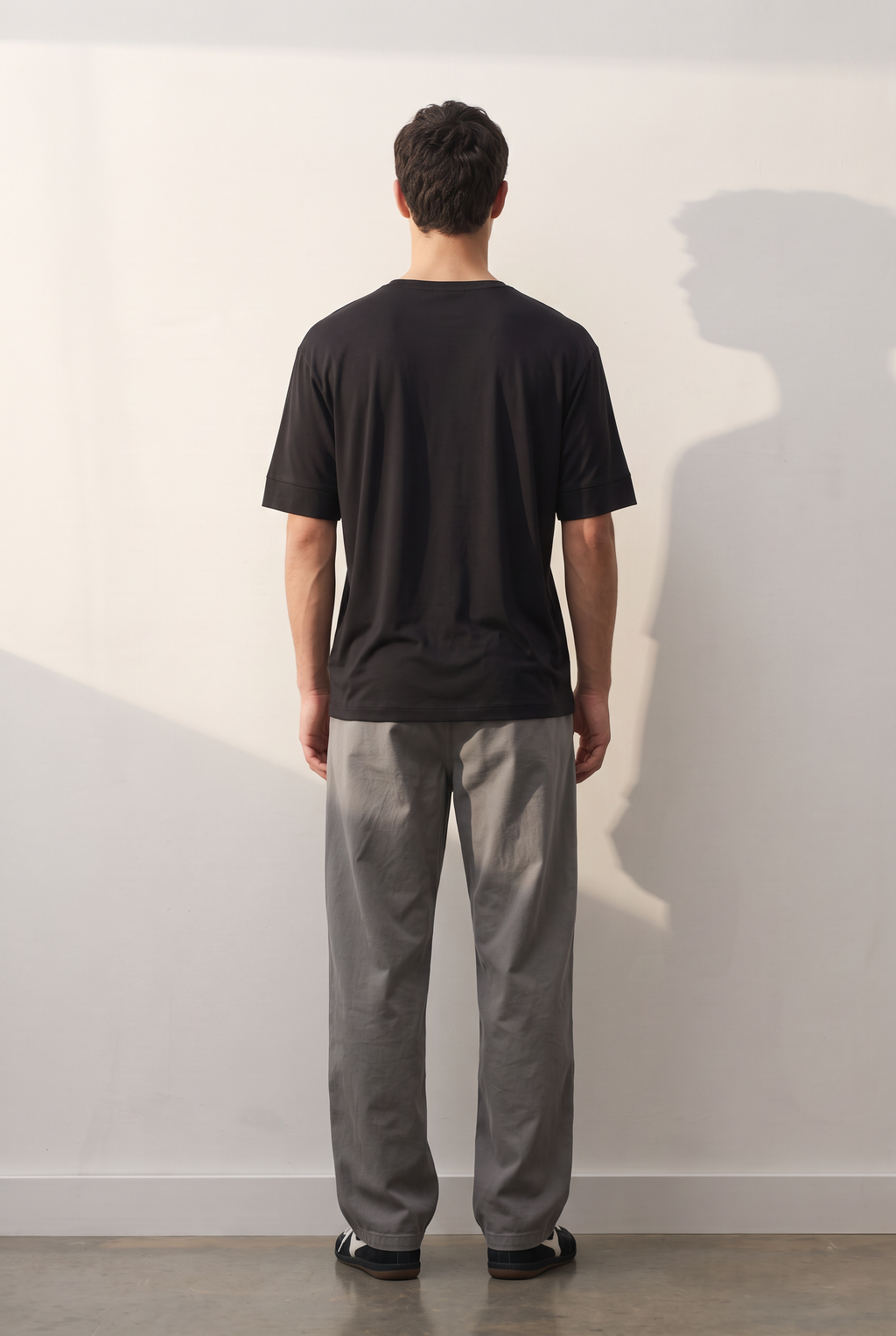 Everyday Cotton siyah tişört — model üzerinde, arka