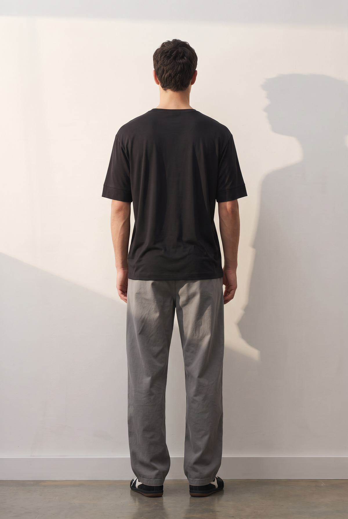 Everyday Cotton siyah tişört — model üzerinde, arka