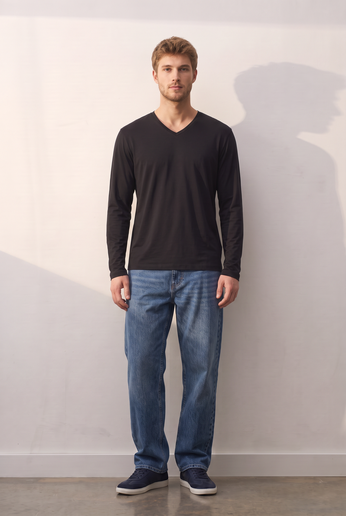 Viscose Long-Sleeve V siyah tişört — model üzerinde, ön