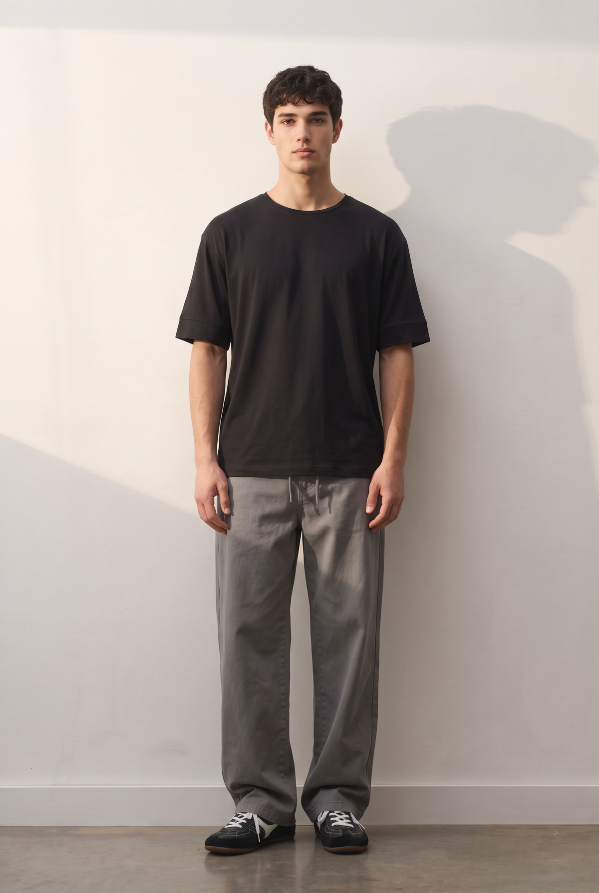 Regular Cotton-Poly siyah tişört — model üzerinde, ön