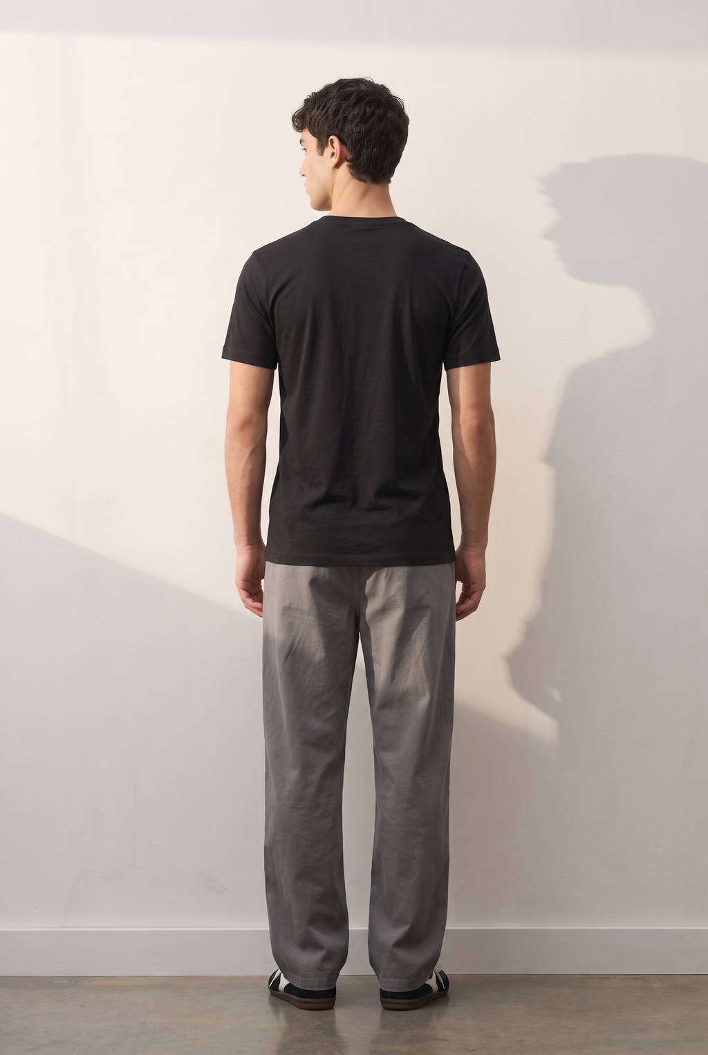 Modal Fitted Crew siyah tişört — model üzerinde, arka