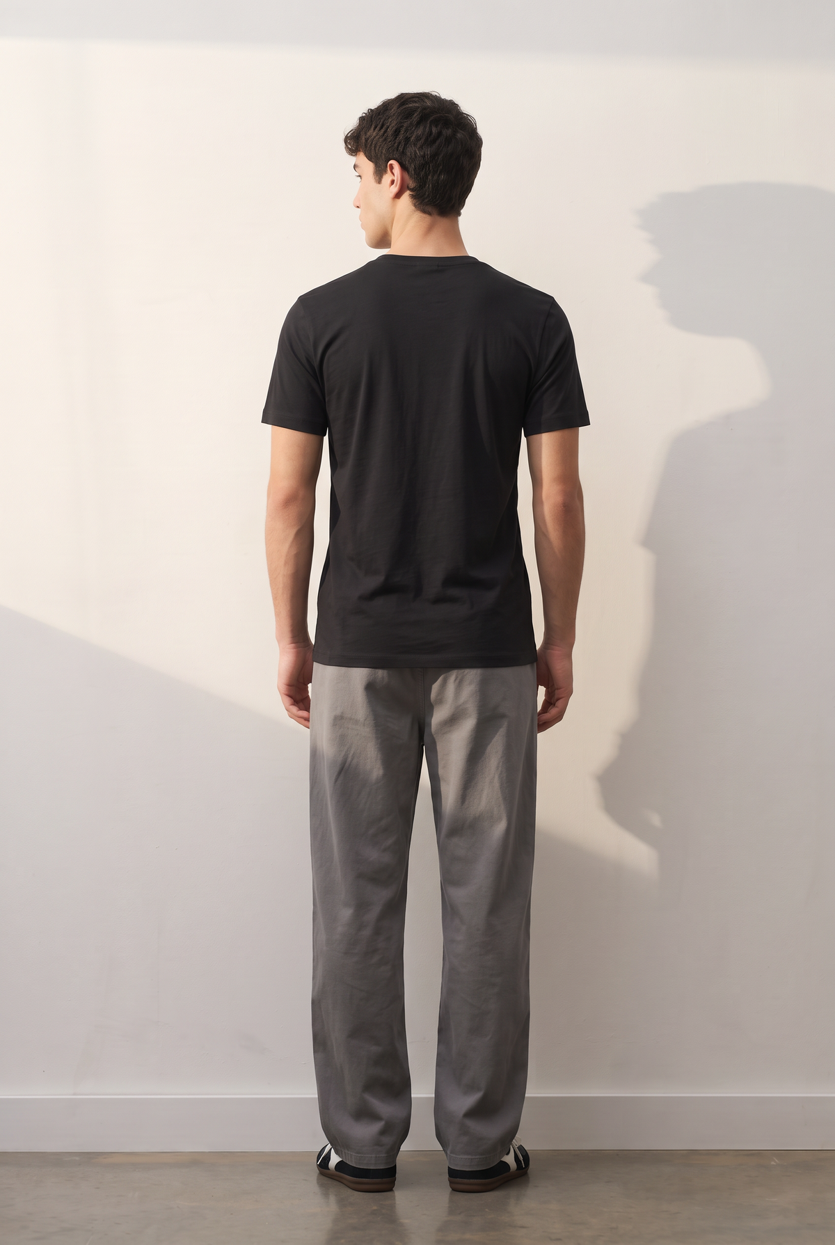 Modal Fitted Crew siyah tişört — model üzerinde, arka