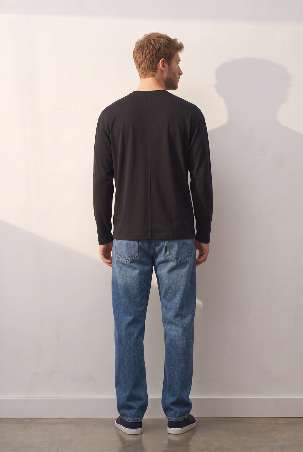 Long-Sleeve Crew siyah tişört — model üzerinde, arka