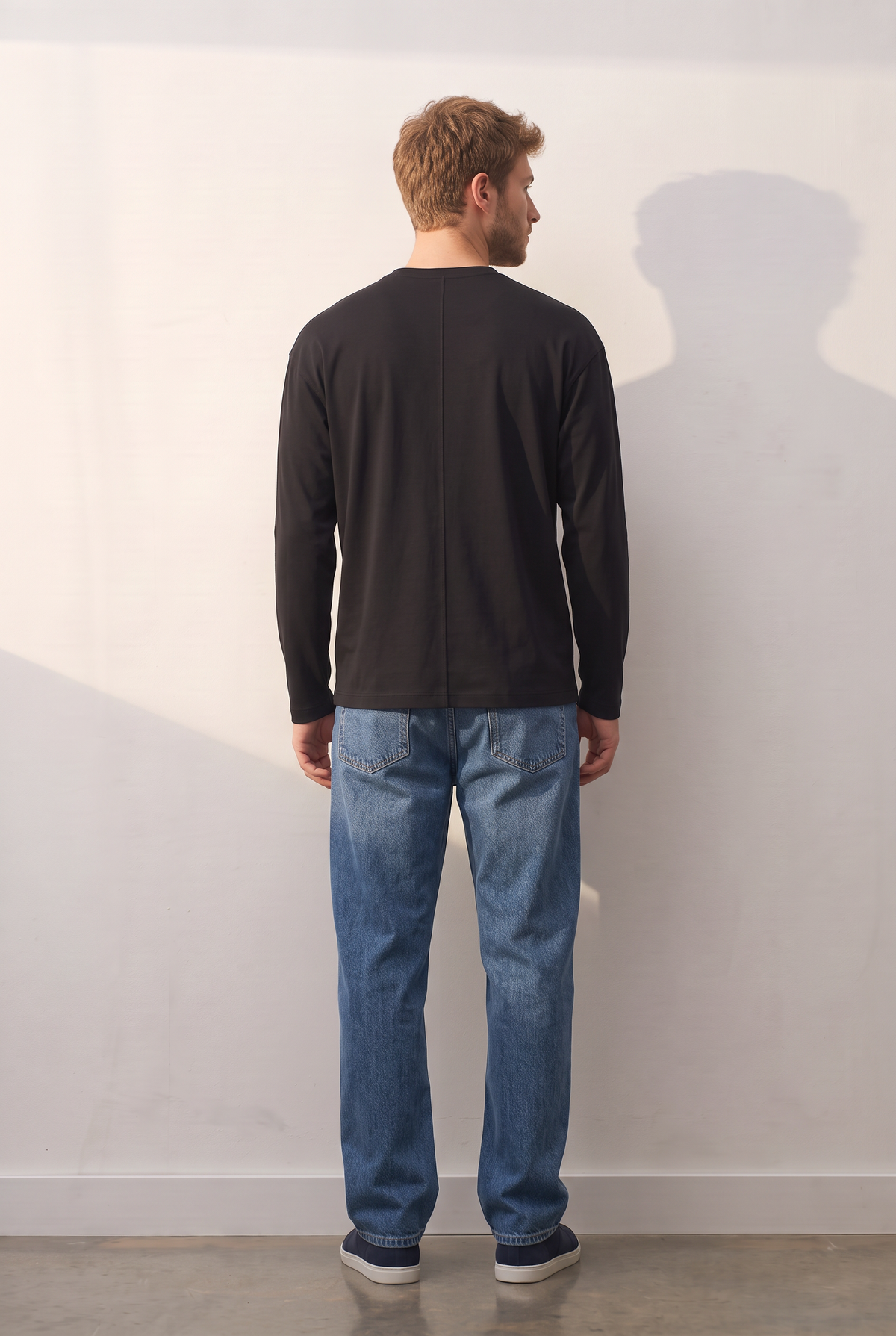 Long-Sleeve Crew siyah tişört — model üzerinde, arka