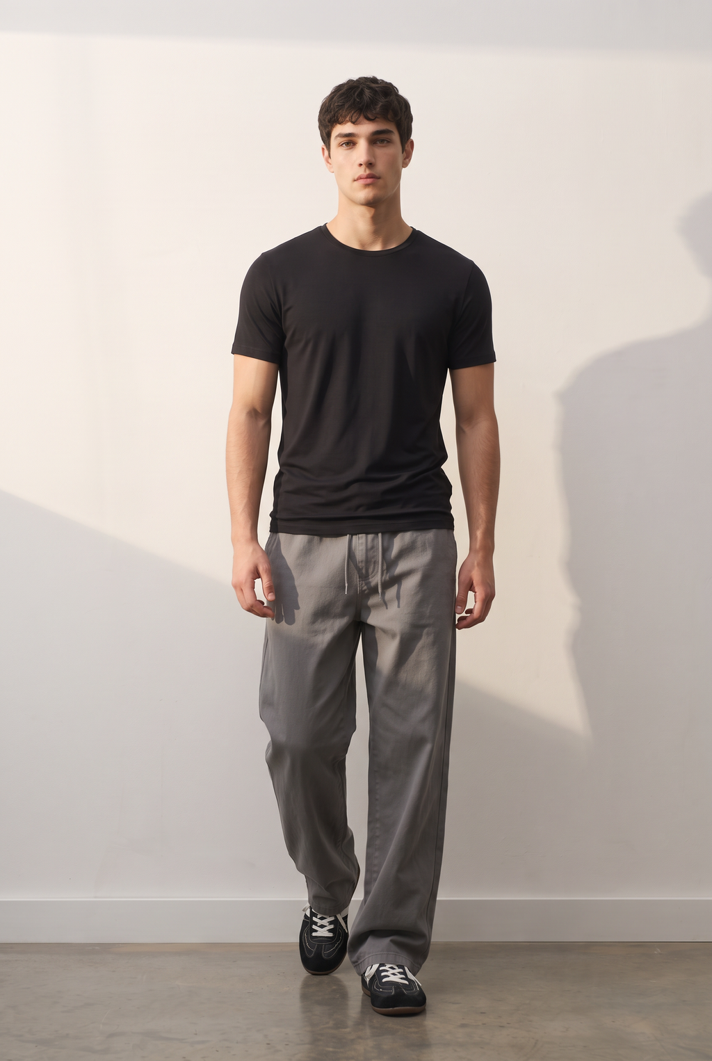 Modal Fitted Crew siyah tişört — model üzerinde, ön