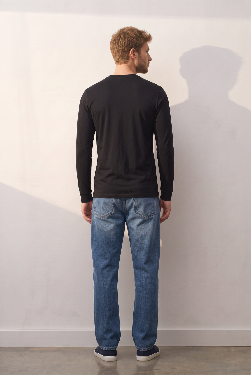 Modal Long-Sleeve siyah tişört — model üzerinde, arka