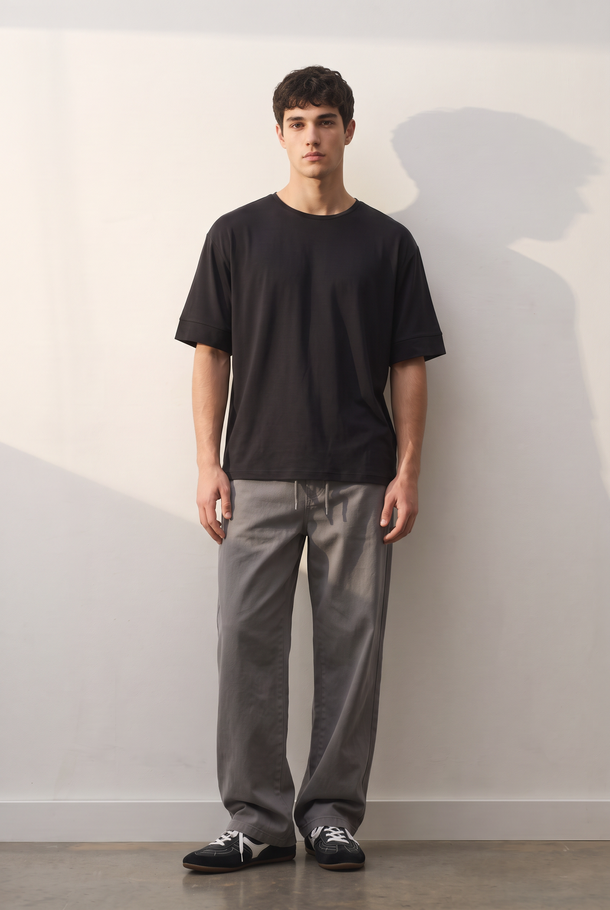 Drop-Shoulder Oversize siyah tişört — model üzerinde, ön