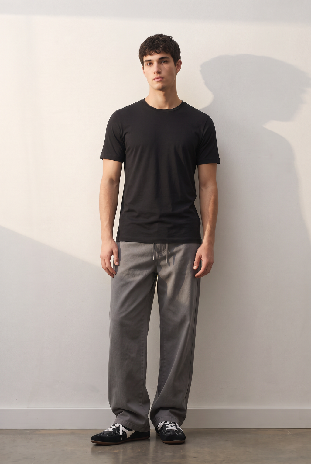 Everyday Slim Crew siyah tişört — model üzerinde, ön
