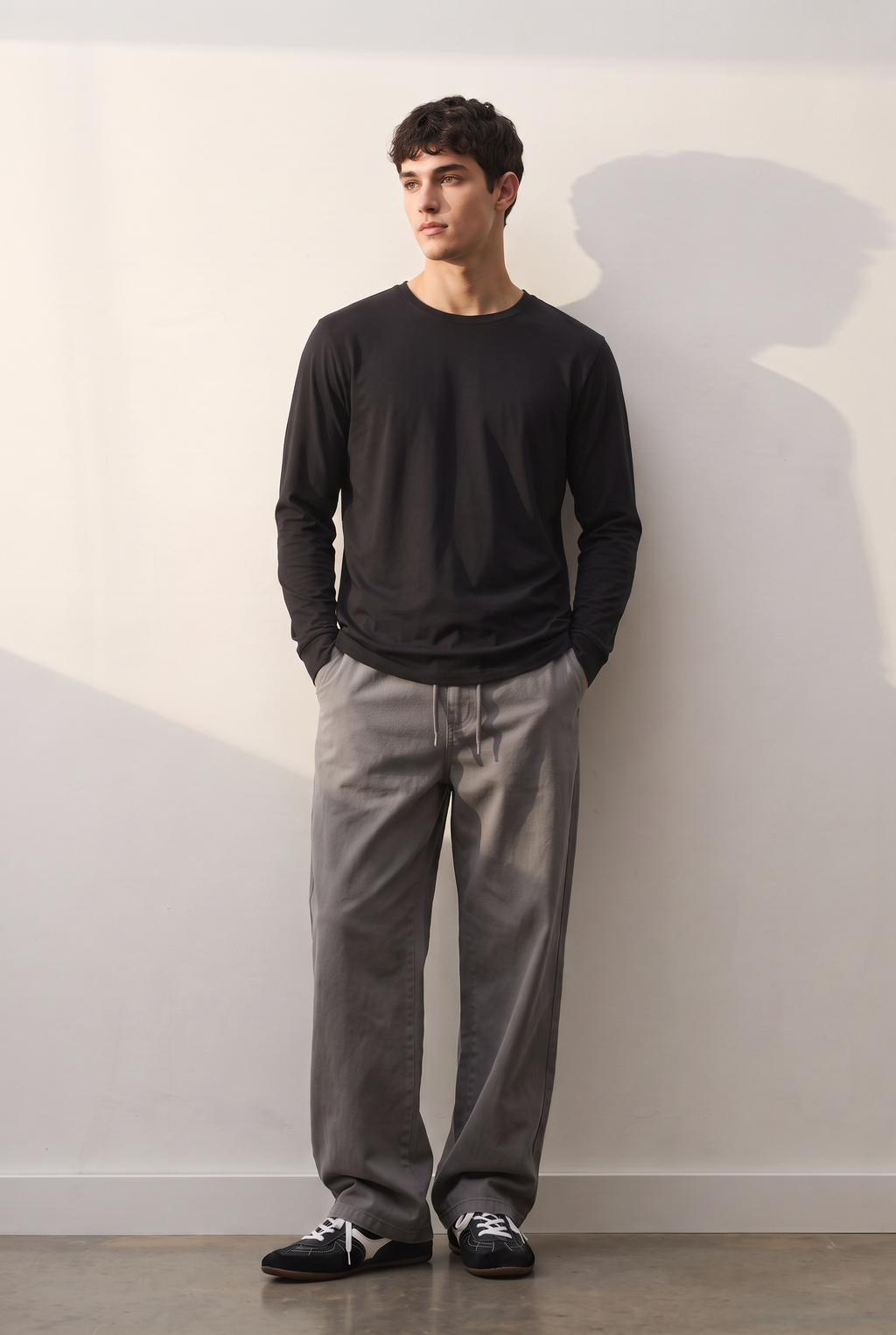 Long-Sleeve Regular siyah tişört — model üzerinde, ön